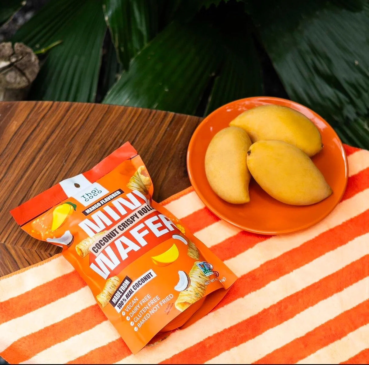 Traškūs kokosiniai mangų skonio vamzdeliai THAI COCO, 140 g